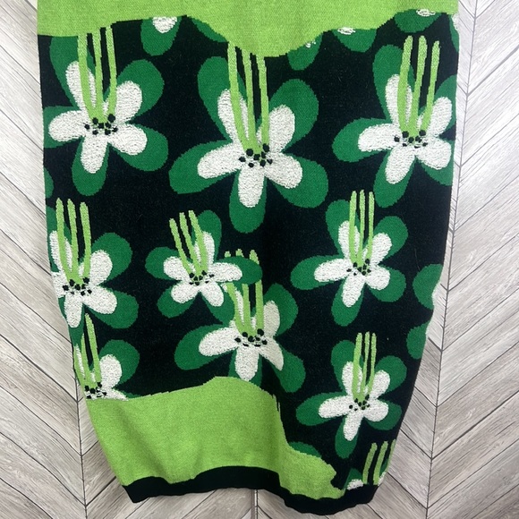 Mukzin V Neck Floral Dress - Picture 3 of 8